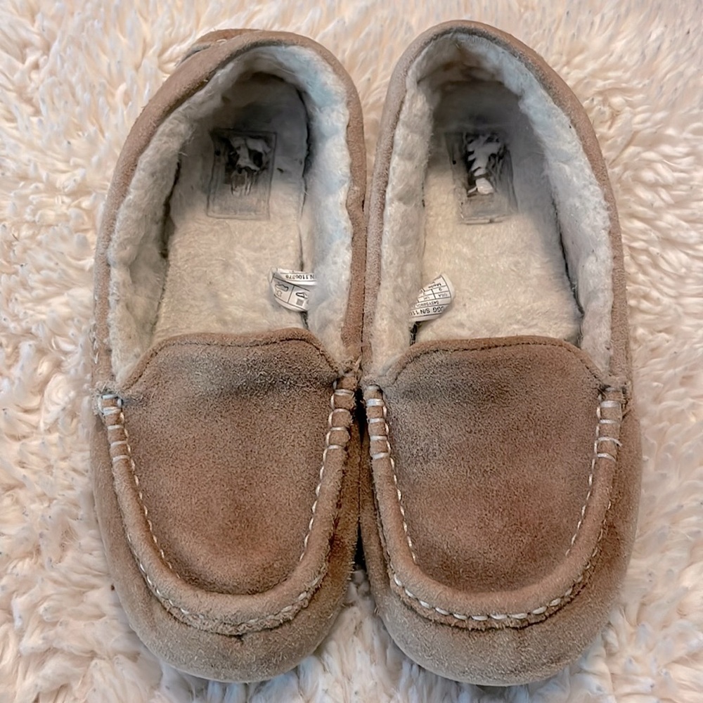 Ugg cozy slipper with some life on them!